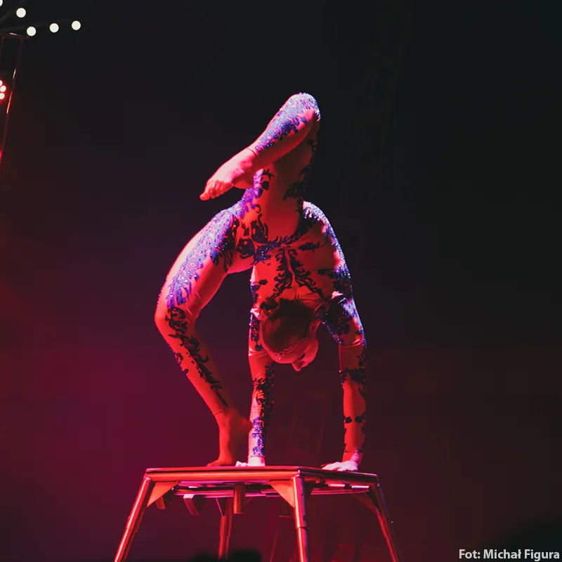 Svetlana Polohova w figurze ekwilibrystycznej