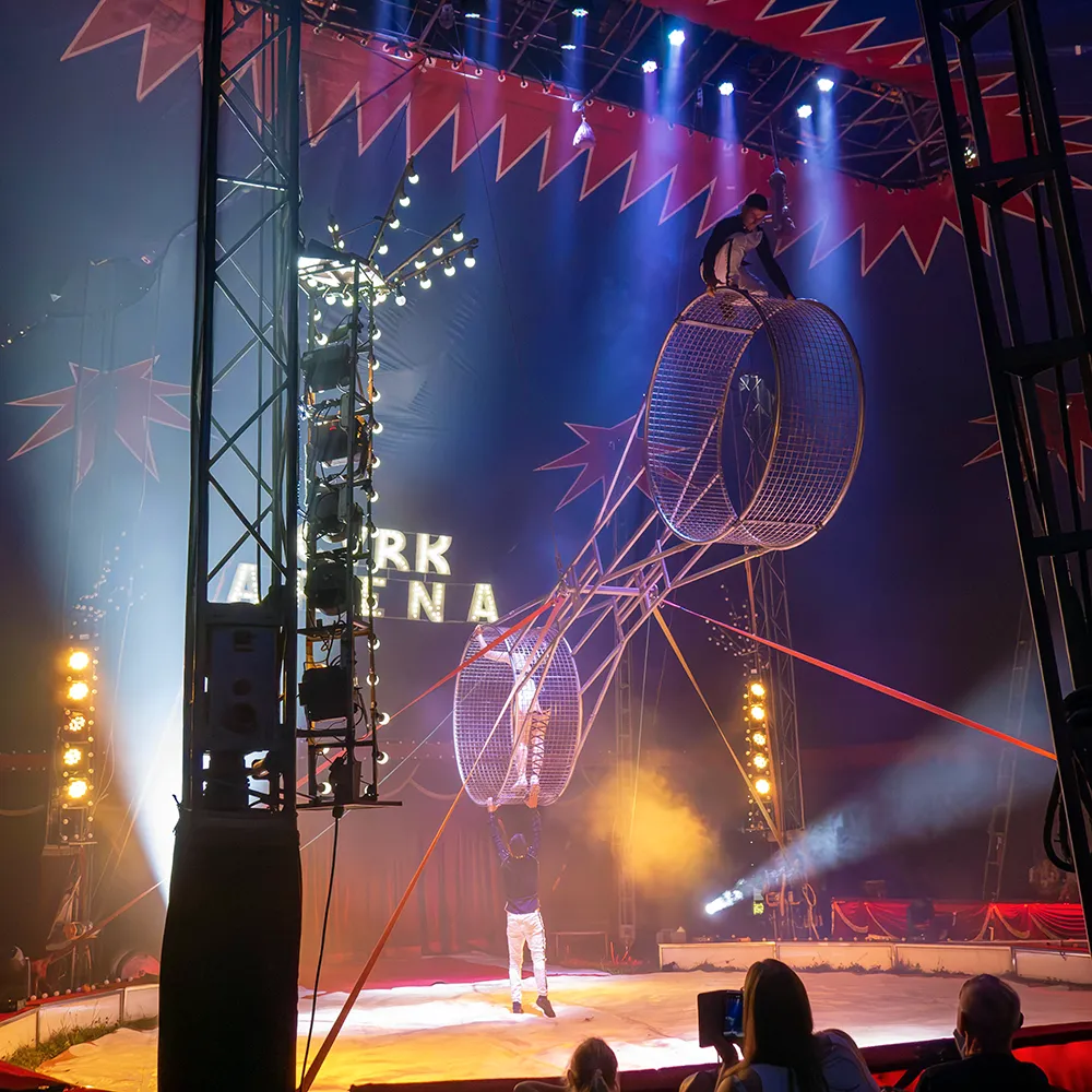 Akrobata wykonujący trick z rekwizytem na loopingu